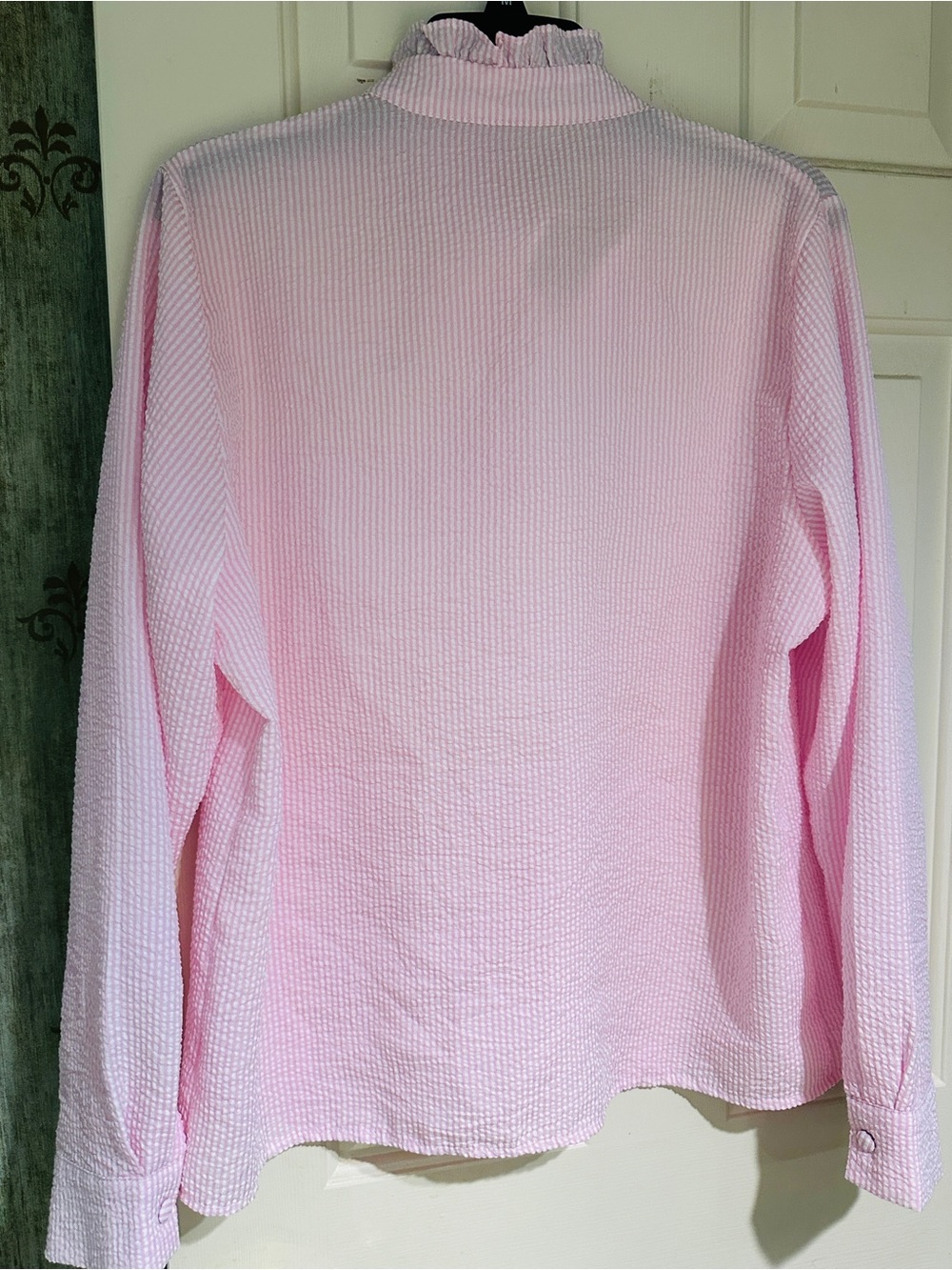 NWOT Pink and white seersucker type blouse. Light for summer - Picture 3 of 3